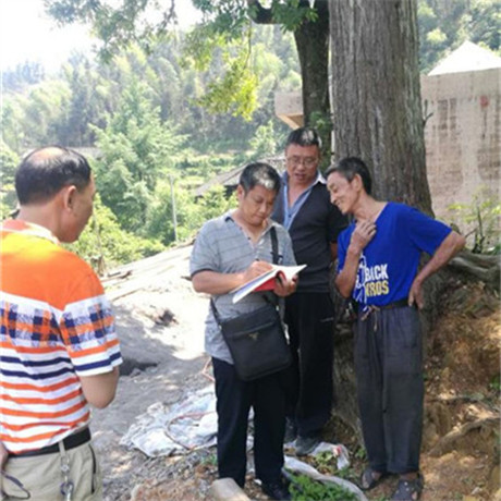 记者在扶贫一线丨翻山越岭，他累倒在走访贫困户的路上