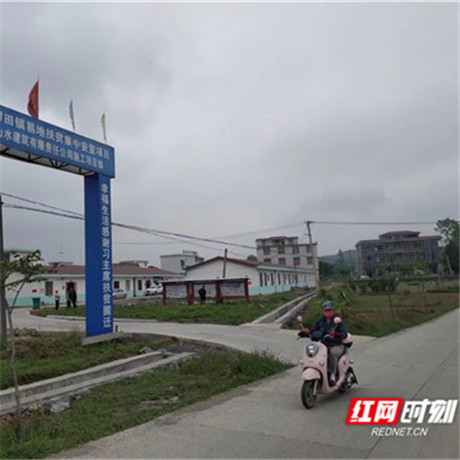 记者在扶贫一线丨从易地搬迁贫困户到“电商大咖”